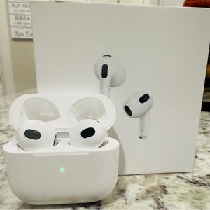 Apple AirPods with Lightning Charging Case in White (3rd Generation-New with box